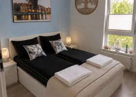Czysta sypialnia z pościelą, oferta sprzątania apartamentów